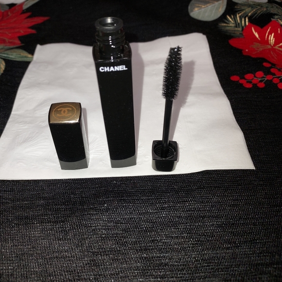Great Christmas Gift🎁 CHANEL 5 piece Beauty Set. Leave message if interested. - Picture 9 of 9